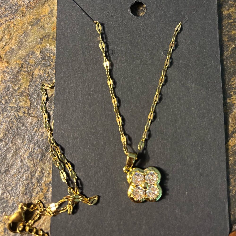 Elegant Gold Flower Pendant Necklace - Picture 2 of 4